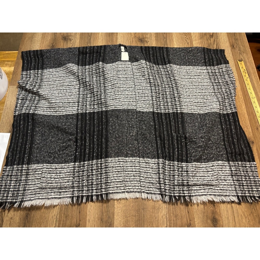 Unbranded Shawl W/ Pockets Women Size O/S Gray Wrap Plaid Fringed Hem